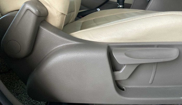 2016 Skoda Rapid AMBITION 1.6 MPI MT, Petrol, Manual, 1,04,698 km, Driver Side Adjustment Panel