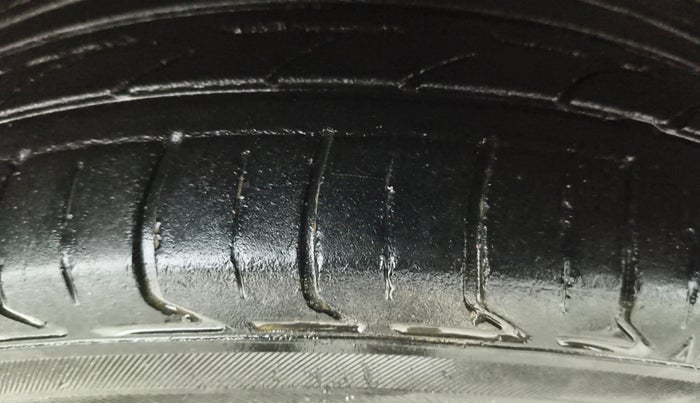 2013 Toyota Etios Liva GD, Diesel, Manual, 1,19,066 km, Right Front Tyre Tread