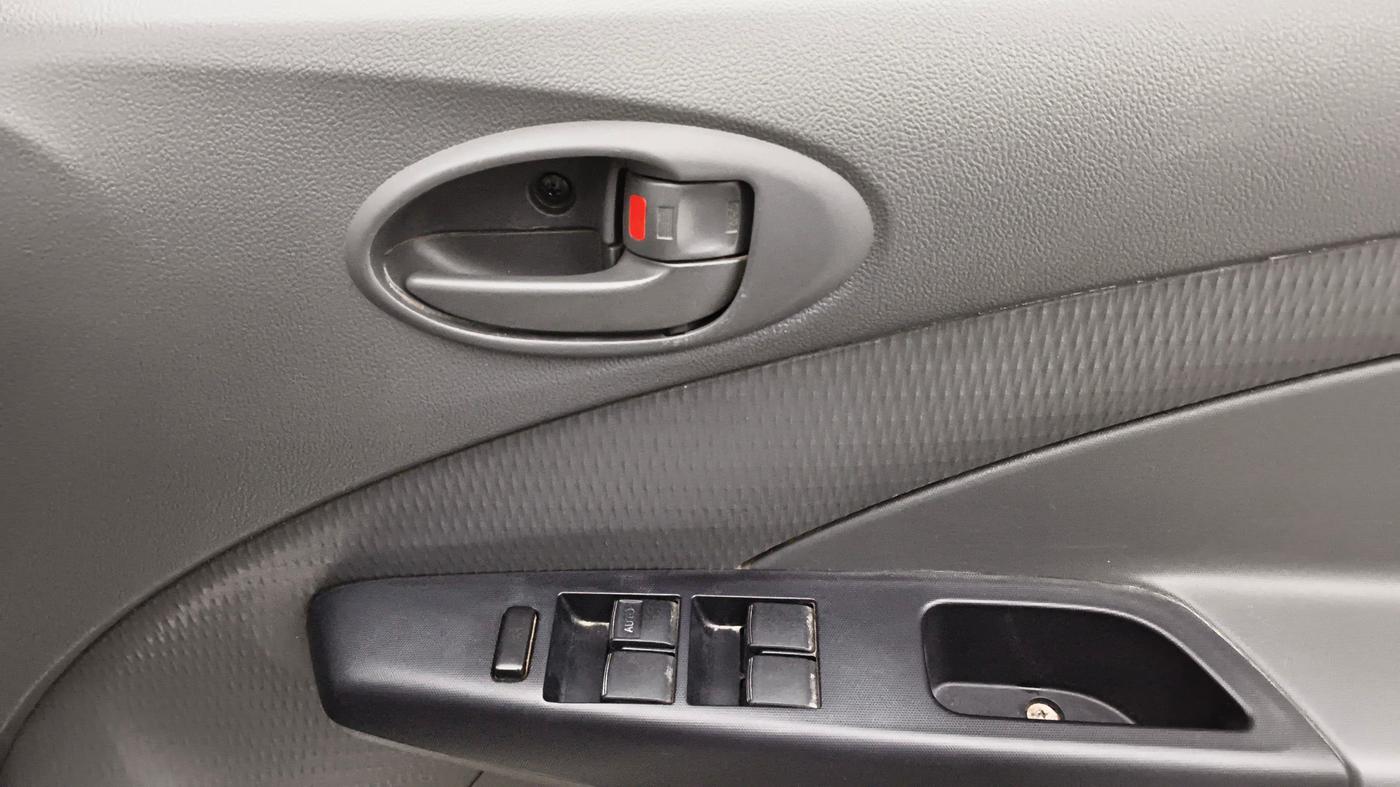 2013 Toyota Etios Liva GD, Diesel, Manual, 1,19,066 km, Driver Side Door Panels Control