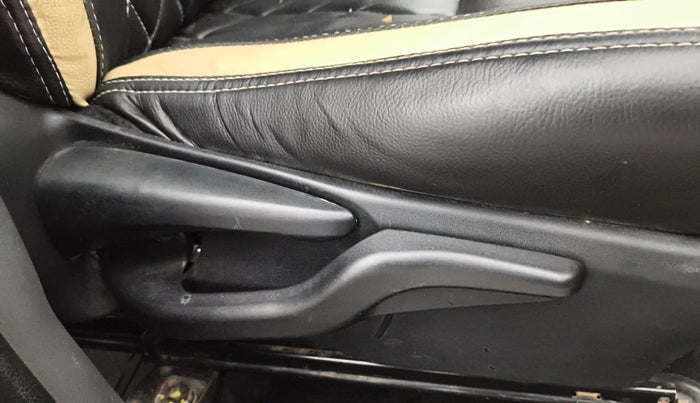 2013 Toyota Etios Liva GD, Diesel, Manual, 1,19,066 km, Driver Side Adjustment Panel