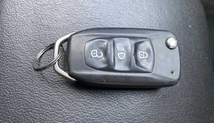 2018 Tata NEXON XM PETROL, Petrol, Manual, 46,831 km, Key Close Up