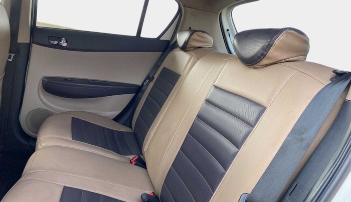 2013 Hyundai i20 SPORTZ 1.4 CRDI, Diesel, Manual, 99,974 km, Right Side Rear Door Cabin