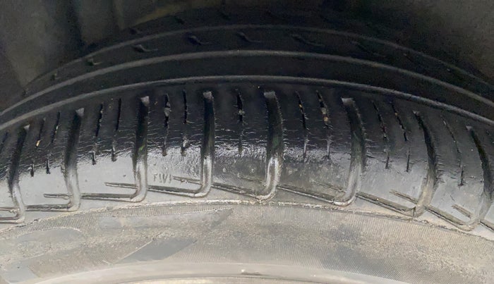 2014 Volkswagen Jetta COMFORTLINE TSI, Petrol, Manual, 1,13,604 km, Right Rear Tyre Tread