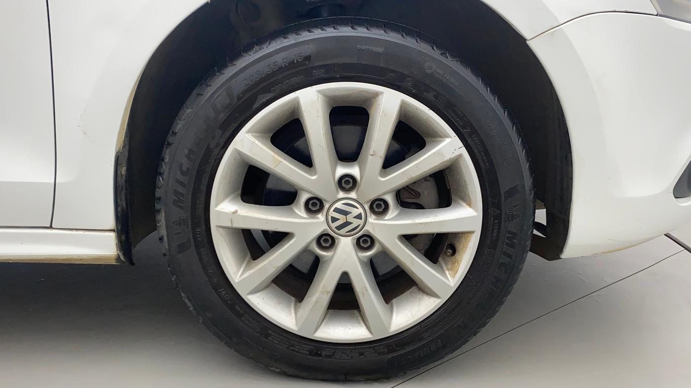 2014 Volkswagen Jetta COMFORTLINE TSI, Petrol, Manual, 1,13,604 km, Right Front Wheel