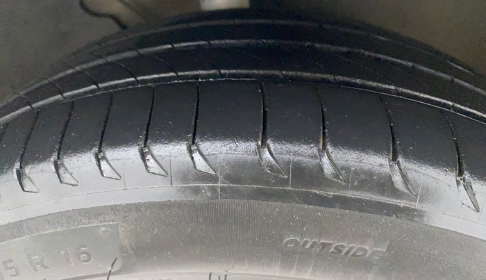 2014 Volkswagen Jetta COMFORTLINE TSI, Petrol, Manual, 1,13,604 km, Right Front Tyre Tread