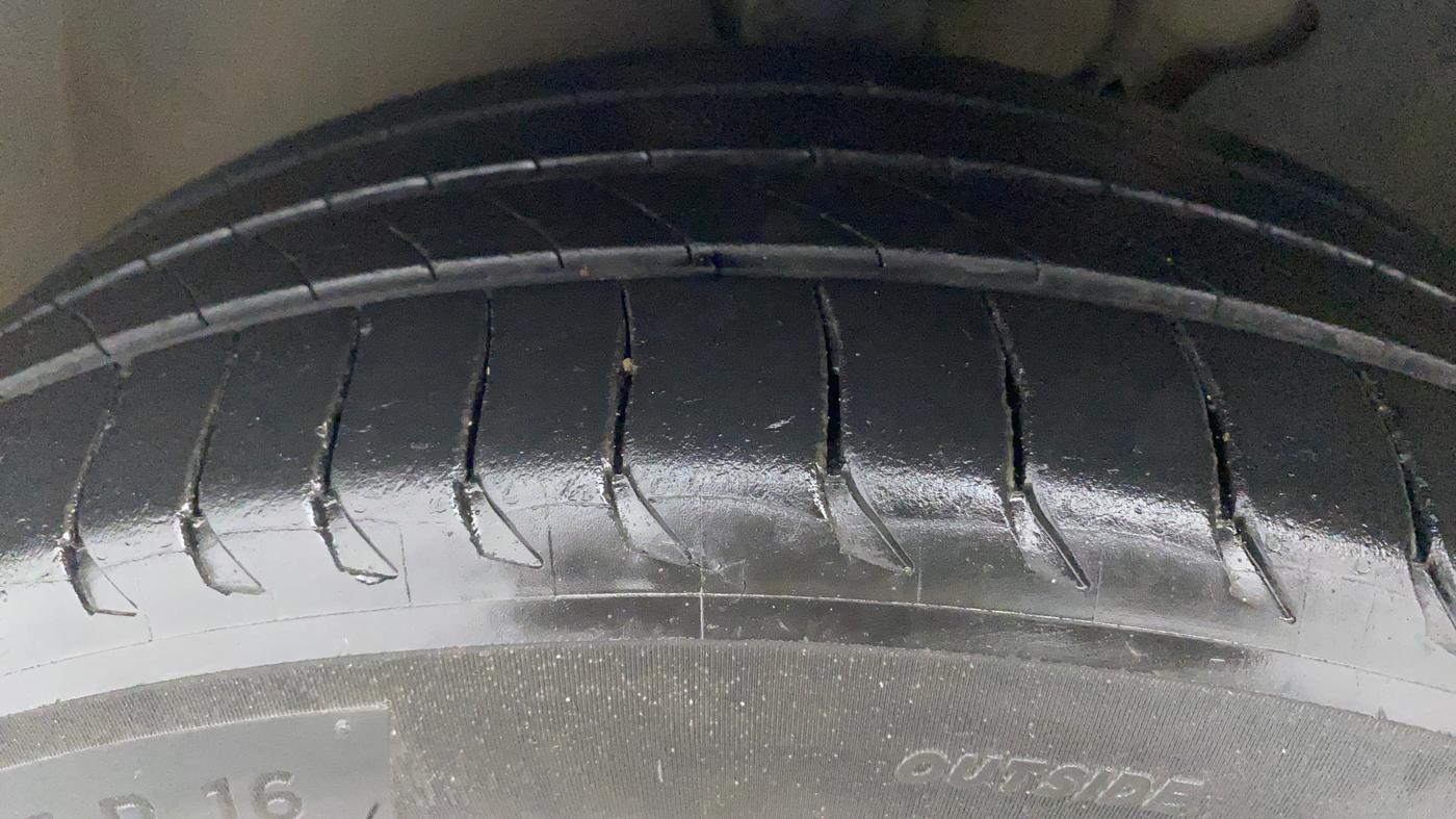 2014 Volkswagen Jetta COMFORTLINE TSI, Petrol, Manual, 1,13,604 km, Left Front Tyre Tread