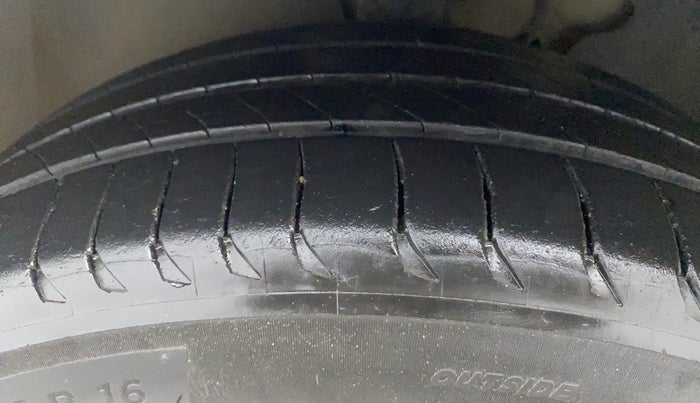 2014 Volkswagen Jetta COMFORTLINE TSI, Petrol, Manual, 1,13,604 km, Left Front Tyre Tread