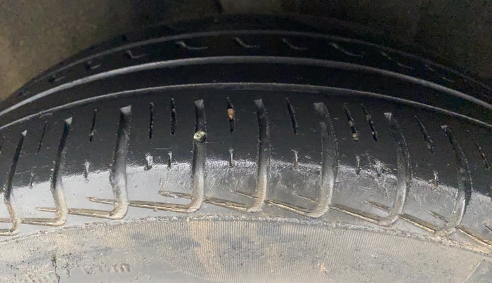 2014 Volkswagen Jetta COMFORTLINE TSI, Petrol, Manual, 1,13,604 km, Left Rear Tyre Tread