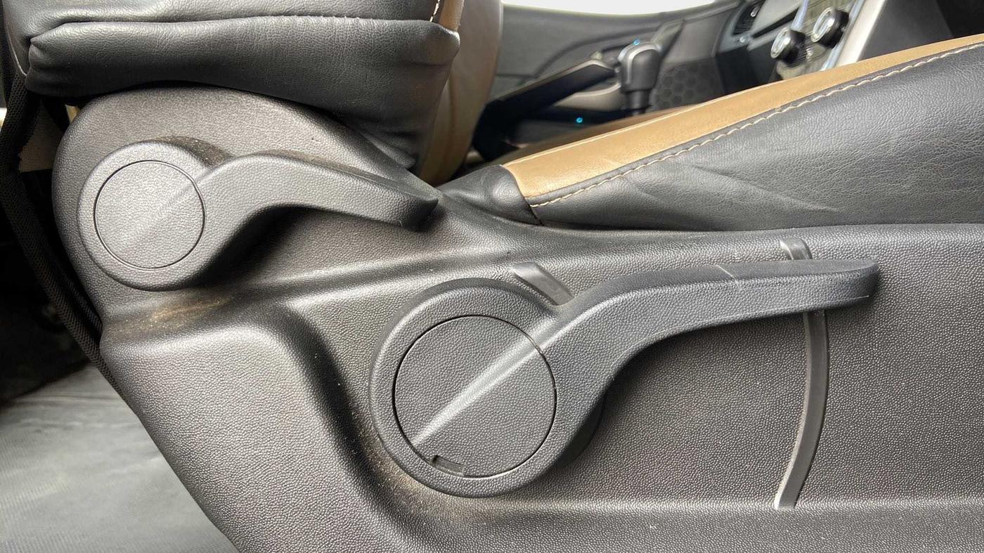 2019 Mahindra XUV500 W9, Diesel, Manual, 31,128 km, Driver Side Adjustment Panel