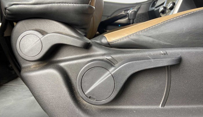 2019 Mahindra XUV500 W9, Diesel, Manual, 31,128 km, Driver Side Adjustment Panel