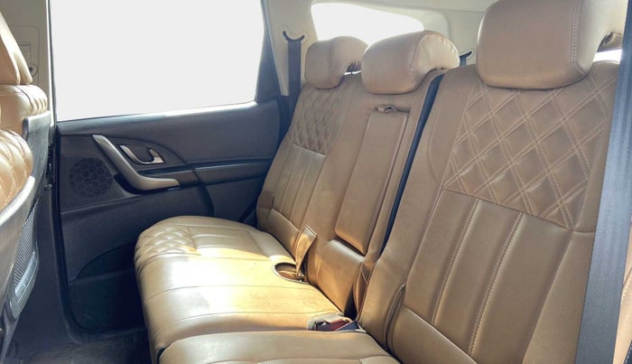 2019 Mahindra XUV500 W9, Diesel, Manual, 31,128 km, Right Side Rear Door Cabin