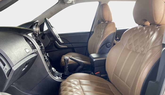 2019 Mahindra XUV500 W9, Diesel, Manual, 31,128 km, Right Side Front Door Cabin