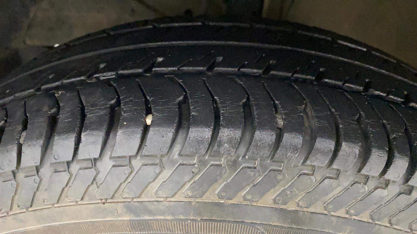2017 Maruti Dzire VXI AMT, Petrol, Automatic, 86,474 km, Left Front Tyre Tread