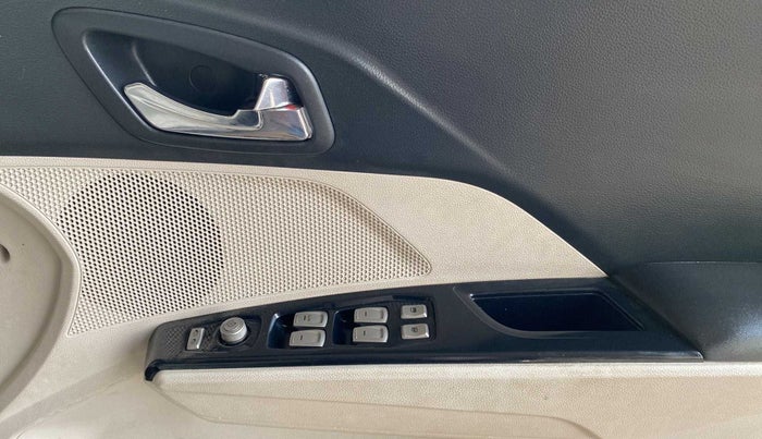 2020 Mahindra XUV300 W8 (O) 1.2 PETROL, Petrol, Manual, 46,629 km, Driver Side Door Panels Control