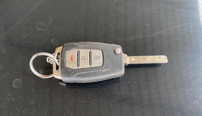 2020 Mahindra XUV300 W8 (O) 1.2 PETROL, Petrol, Manual, 46,629 km, Key Close Up