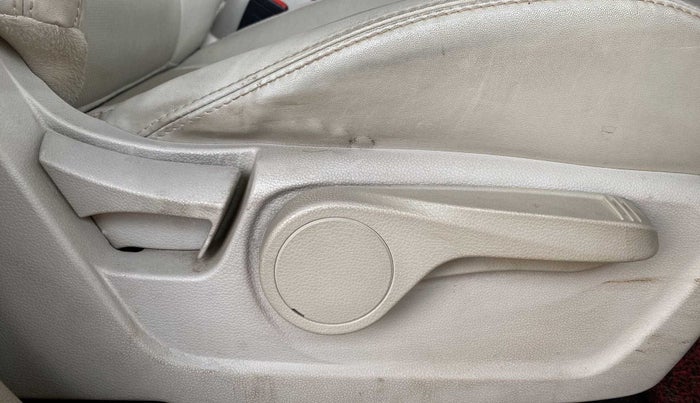 2020 Mahindra XUV300 W8 (O) 1.2 PETROL, Petrol, Manual, 46,629 km, Driver Side Adjustment Panel