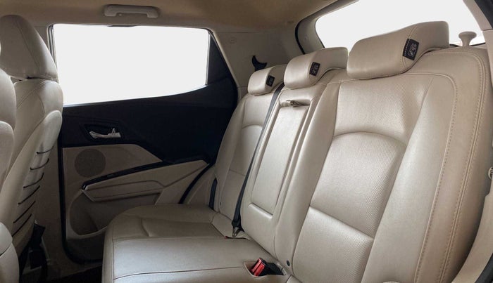 2020 Mahindra XUV300 W8 (O) 1.2 PETROL, Petrol, Manual, 46,629 km, Right Side Rear Door Cabin