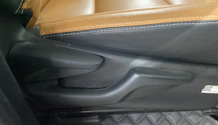 2022 Toyota Innova Crysta 2.7 VX 7 STR, Petrol, Manual, 19,682 km, Driver Side Adjustment Panel