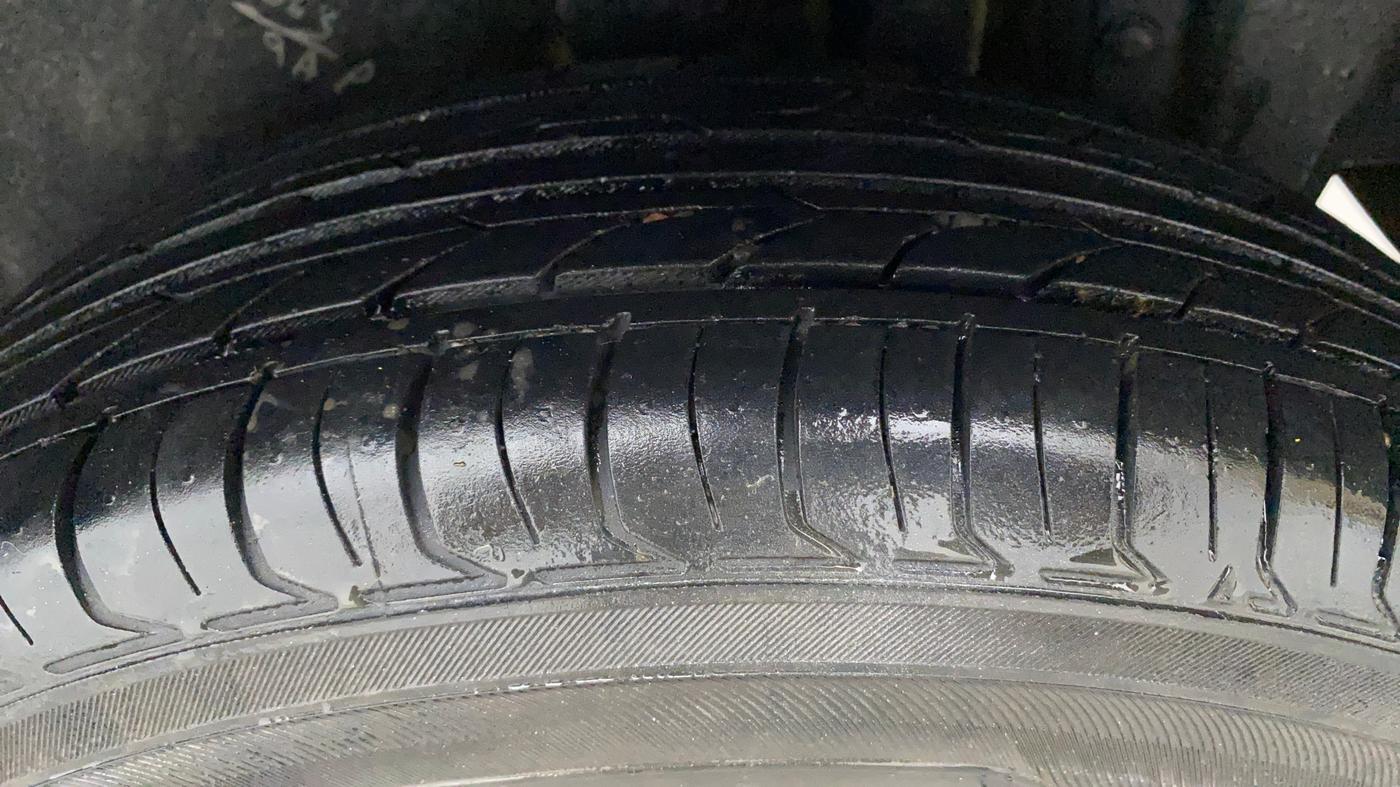 2015 Maruti Swift VXI, Petrol, Manual, 78,042 km, Left Rear Tyre Tread