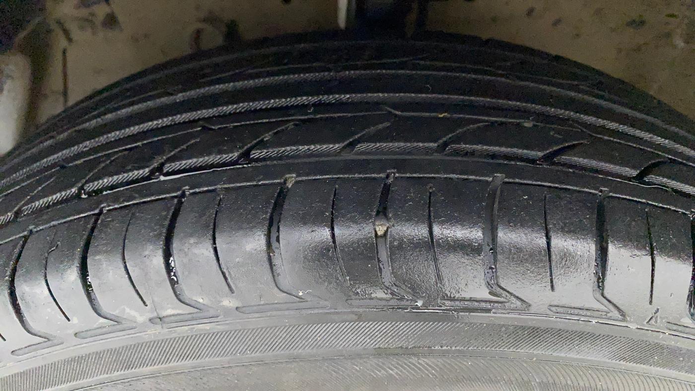 2015 Maruti Swift VXI, Petrol, Manual, 78,042 km, Left Front Tyre Tread