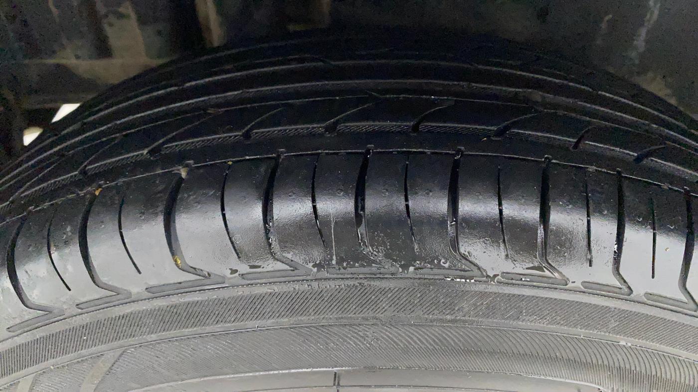 2015 Maruti Swift VXI, Petrol, Manual, 78,042 km, Right Rear Tyre Tread