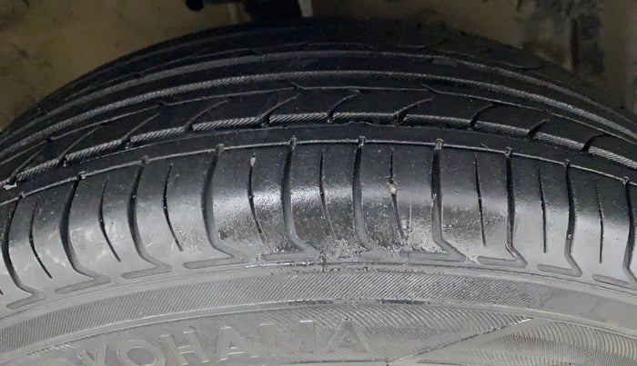 2015 Maruti Swift VXI, Petrol, Manual, 78,042 km, Right Front Tyre Tread