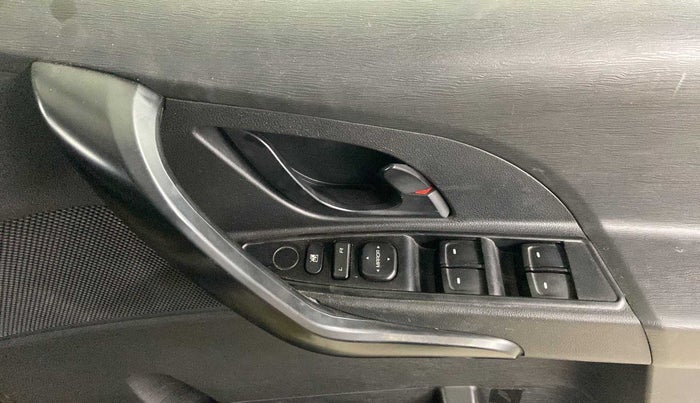 2019 Mahindra XUV500 W5, Diesel, Manual, 67,775 km, Driver Side Door Panels Control