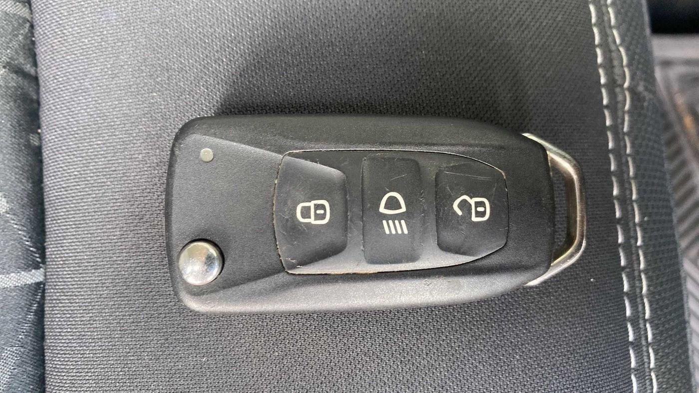 2021 Tata NEXON XM PETROL, Petrol, Manual, 5,961 km, Key Close Up