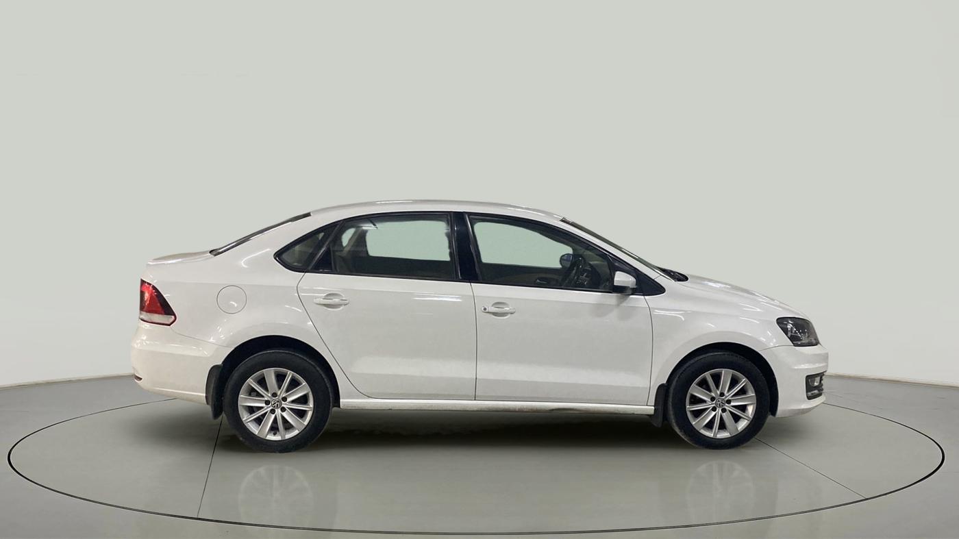 2015 Volkswagen Vento HIGHLINE 1.6 MPI, Petrol, Manual, 96,743 km, Right Side View