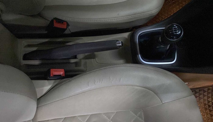 2015 Volkswagen Vento HIGHLINE 1.6 MPI, Petrol, Manual, 96,743 km, Gear Lever