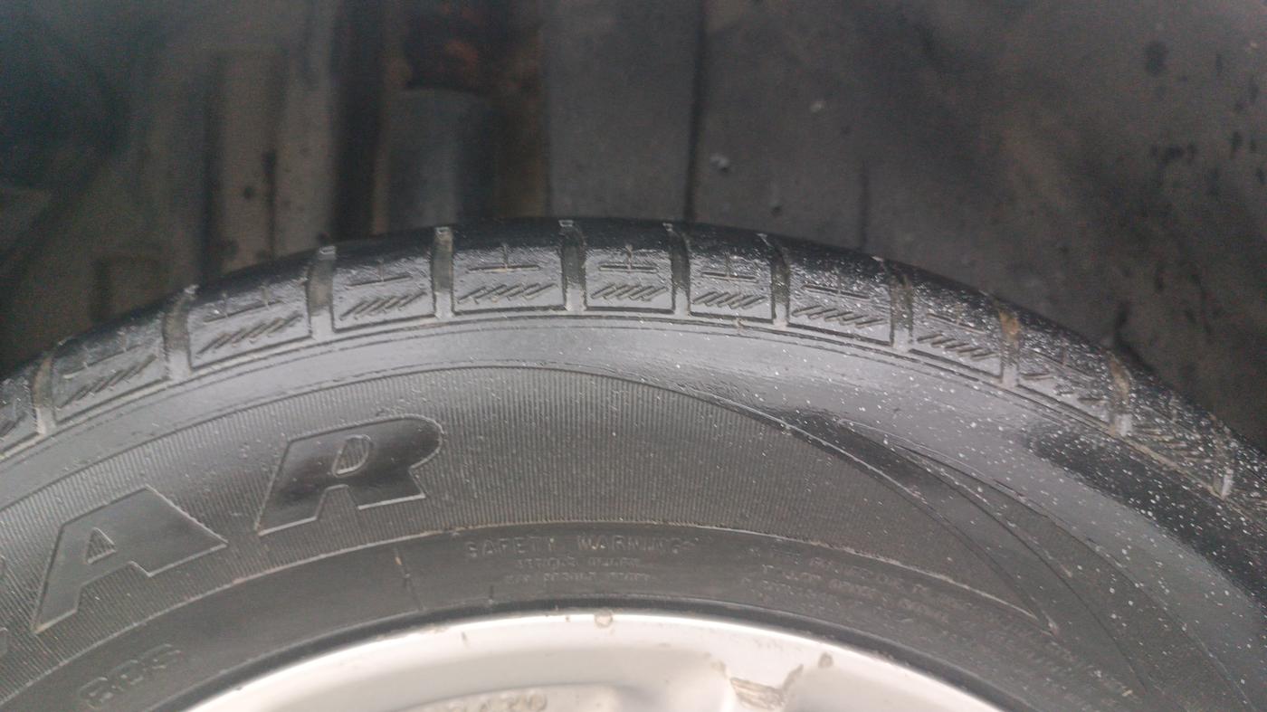 2013 Maruti Swift ZXI, Petrol, Manual, 66,222 km, Right Rear Tyre Tread