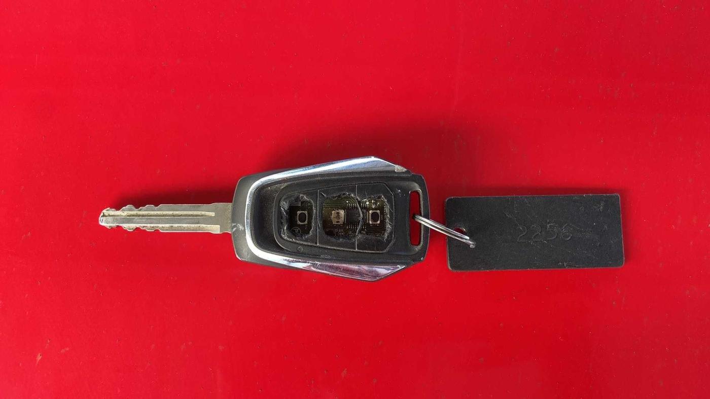 2018 Mahindra KUV 100 NXT K8 P 6 STR, Petrol, Manual, 11,912 km, Key Close Up