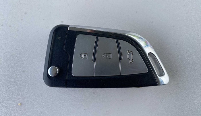 2017 Mahindra Kuv100 K8 6 STR, Petrol, Manual, 88,303 km, Key Close Up