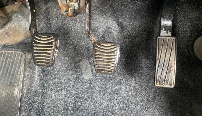 2017 Mahindra Kuv100 K8 6 STR, Petrol, Manual, 88,303 km, Pedals