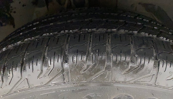 2021 Mahindra XUV500 W9, Diesel, Manual, 28,692 km, Right Front Tyre Tread