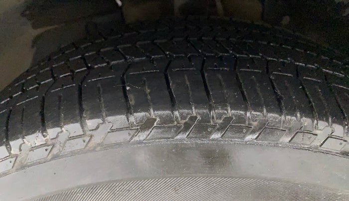 2021 Mahindra XUV500 W9, Diesel, Manual, 28,692 km, Left Front Tyre Tread