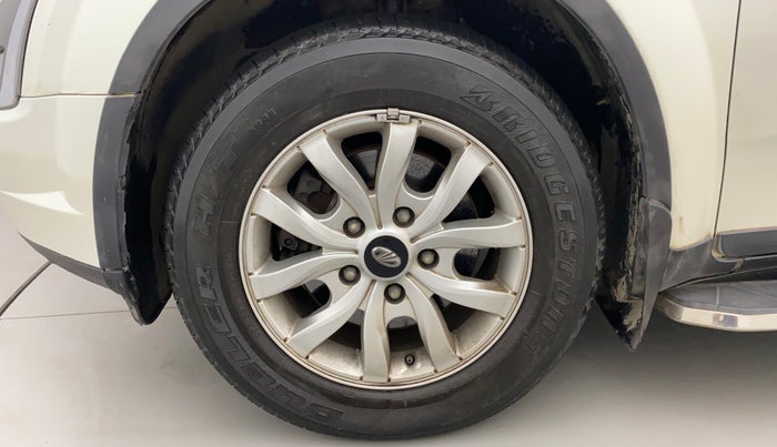 2021 Mahindra XUV500 W9, Diesel, Manual, 28,692 km, Left Front Wheel