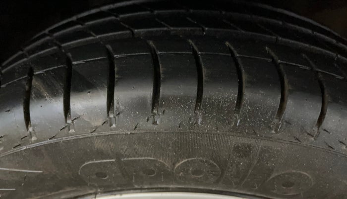 2015 Honda Brio S MT, Petrol, Manual, 26,860 km, Right Front Tyre Tread