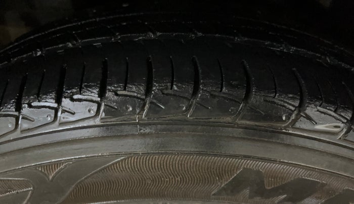 2015 Honda Brio S MT, Petrol, Manual, 26,860 km, Right Rear Tyre Tread