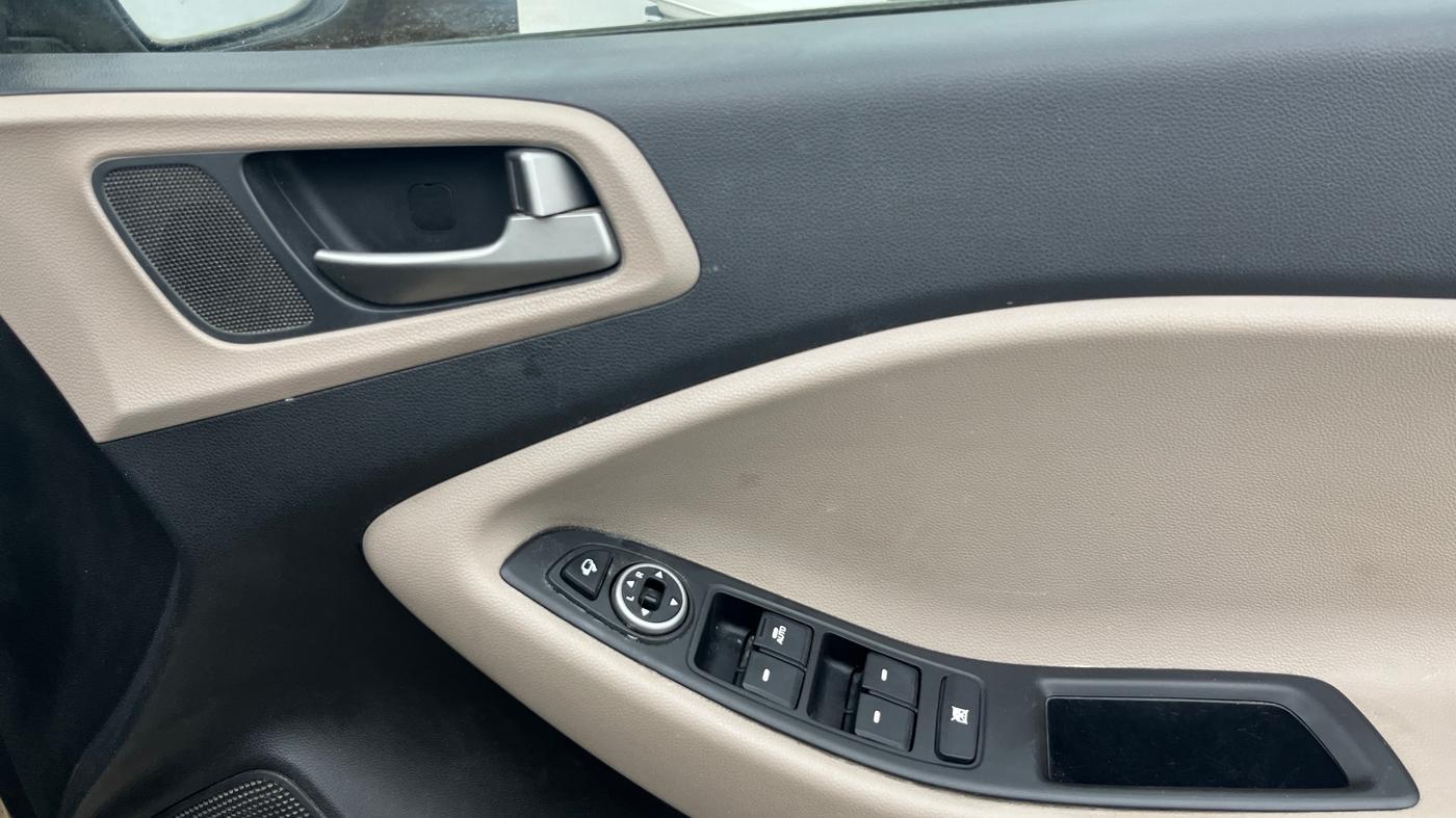 2015 Hyundai Elite i20 SPORTZ 1.2, Petrol, Manual, 96,681 km, Driver Side Door Panels Control