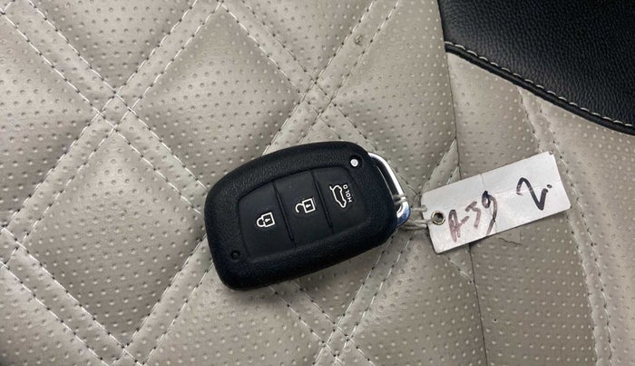 2021 Hyundai AURA SX PLUS 1.2 AMT, Petrol, Automatic, 8,862 km, Key Close Up