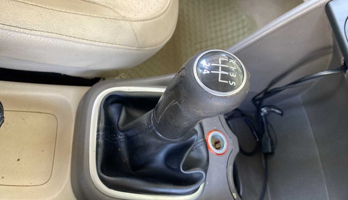 2013 Volkswagen Vento HIGHLINE 1.6 MPI, Petrol, Manual, 66,037 km, Gear Lever