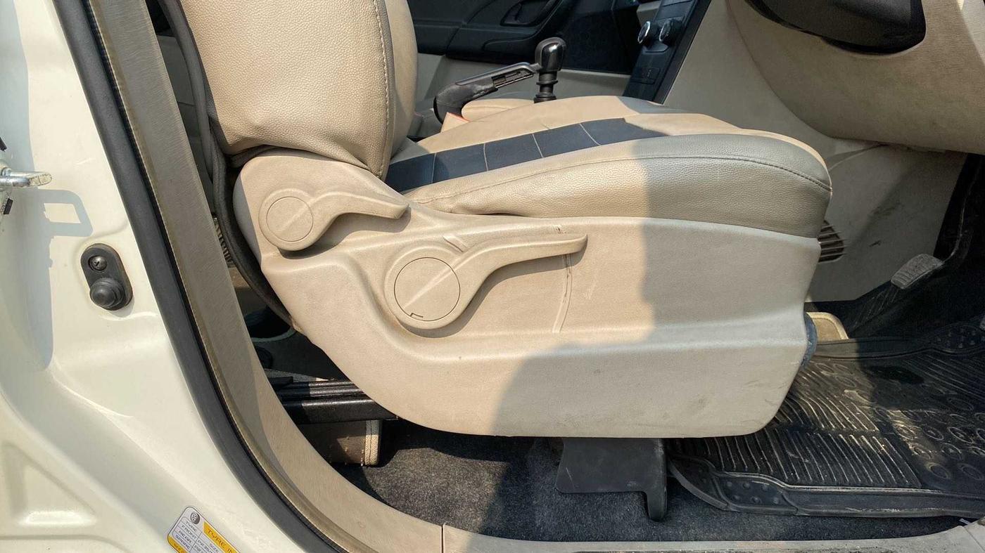 2015 Mahindra XUV500 W4, Diesel, Manual, 42,179 km, Driver Side Adjustment Panel