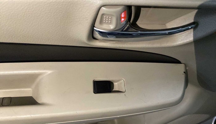 2016 Maruti Ciaz VXI, Petrol, Manual, 50,252 km, Left front window switch / handle - Power window makes minor noise