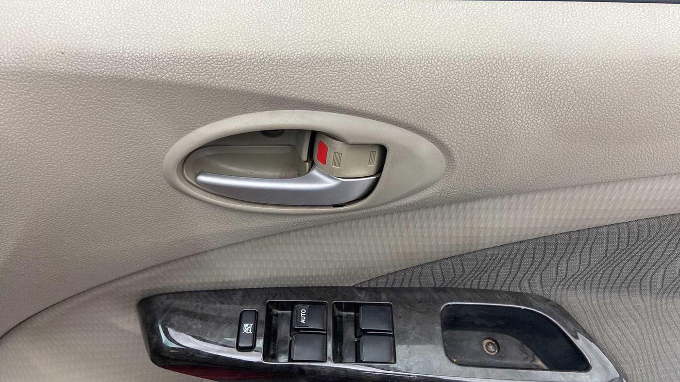 2016 Toyota Etios Liva V, Petrol, Manual, 10,313 km, Driver Side Door Panels Control