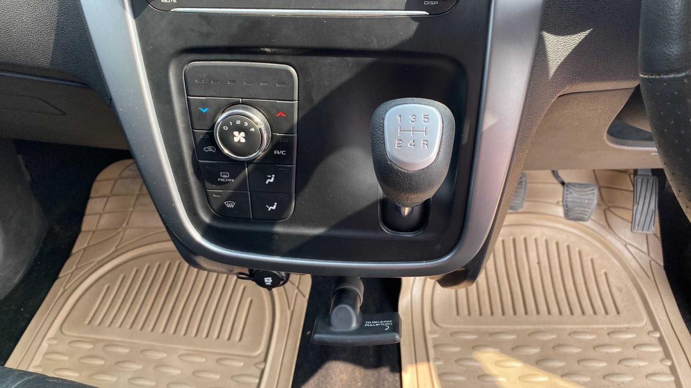 2019 Mahindra KUV 100 NXT K8 P 6 STR DUAL TONE, Petrol, Manual, 44,303 km, Gear Lever