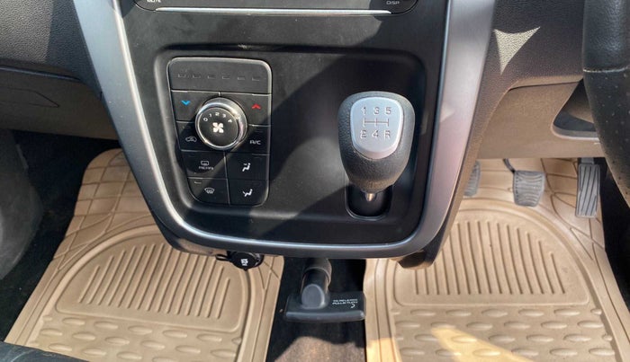 2019 Mahindra KUV 100 NXT K8 P 6 STR DUAL TONE, Petrol, Manual, 44,303 km, Gear Lever