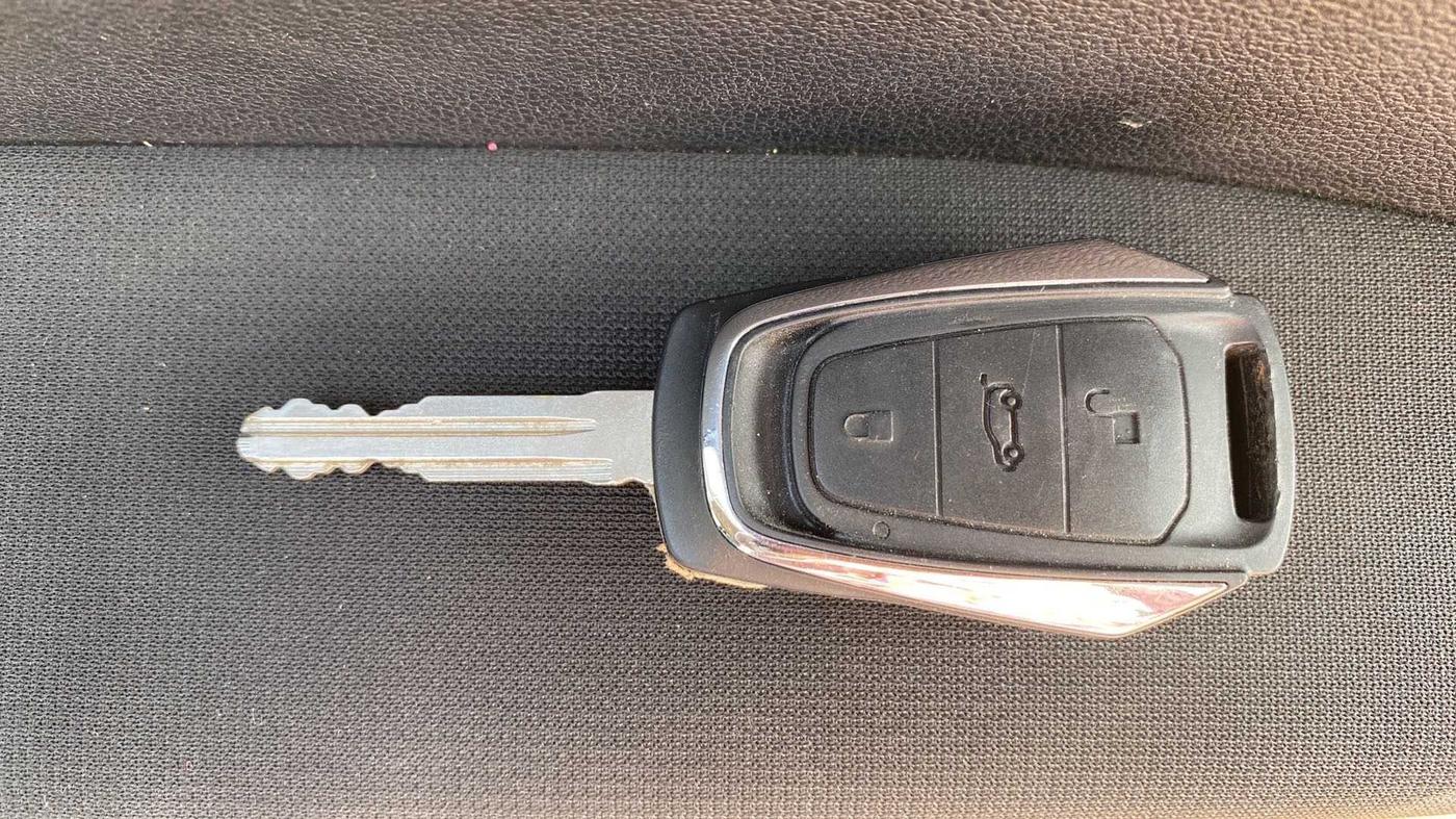 2019 Mahindra KUV 100 NXT K8 P 6 STR DUAL TONE, Petrol, Manual, 44,303 km, Key Close Up