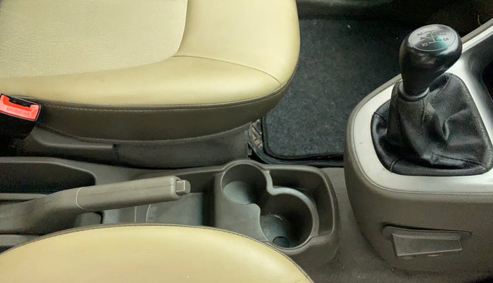 2013 Hyundai i10 ERA 1.1, CNG, Manual, 99,129 km, Gear Lever