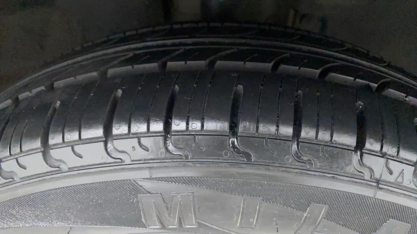 2021 Renault Kwid CLIMBER 1.0 AMT (O), Petrol, Automatic, 36,303 km, Right Front Tyre Tread